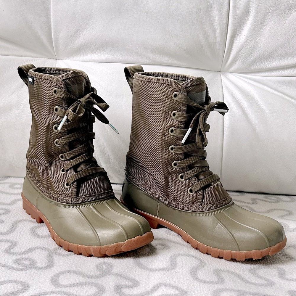 Native Jimmy duck rain/winter boots - Hunter green, women size 5.5 men size 4